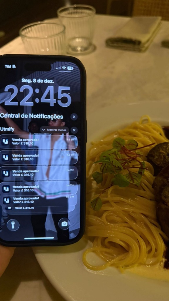 Notificações de vendas no celular em um jantar